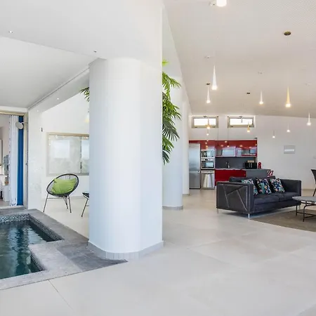 Selene Heated Indoor Pool فيلة *